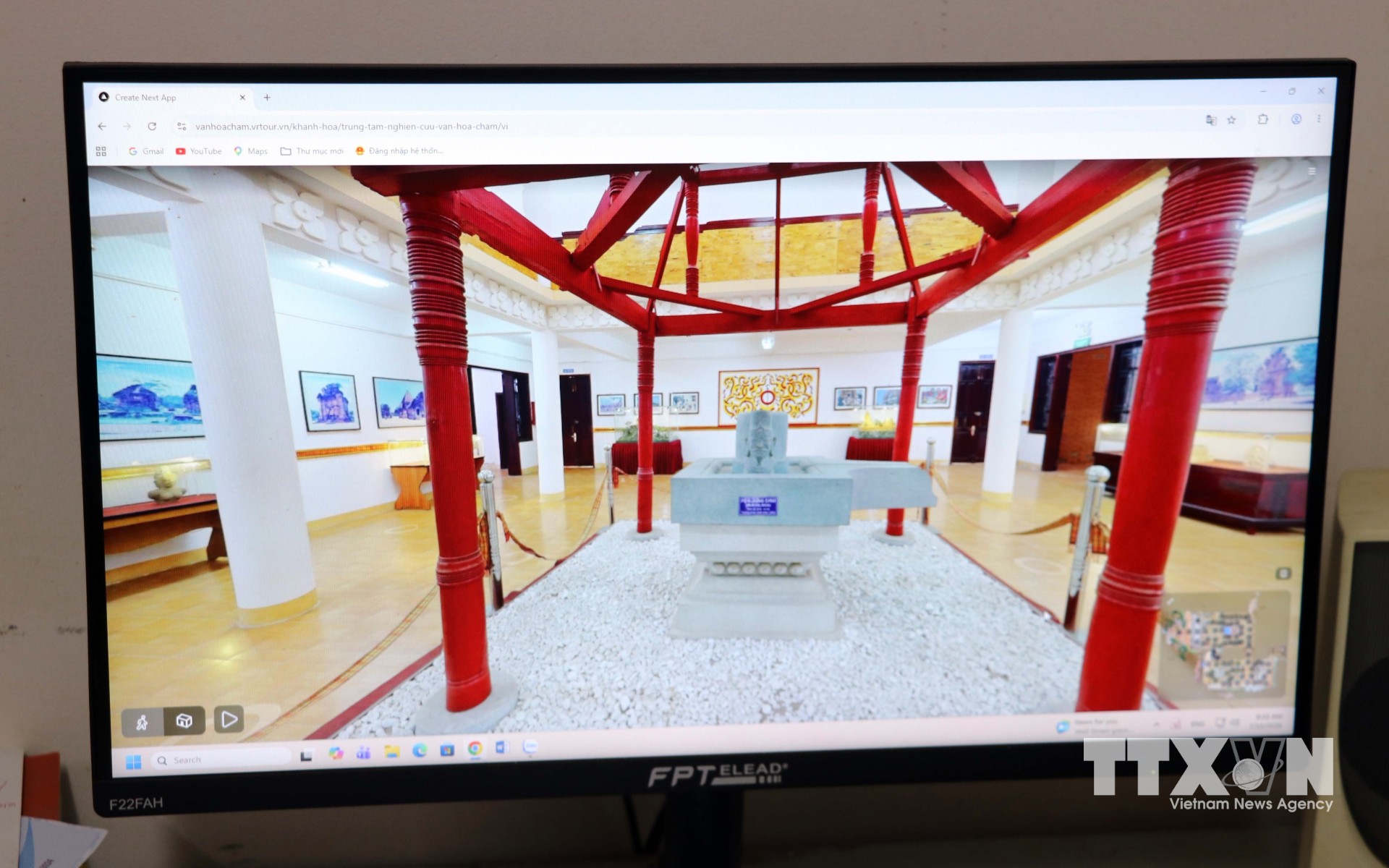 Du khách được vào trang http://vanhoacham.khanhhoa.gov.vn/ để xem công nghệ 3D tạo, quét và tái hiện không gian, hiện vật trưng bày tại Bảo tàng tỉnh Khánh Hòa. (Ảnh: Công Thử/TTXVN)